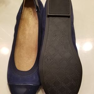 Vionic navy blue flats